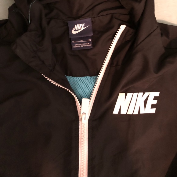 Women’s Nike Windbreaker - Picture 2 of 2